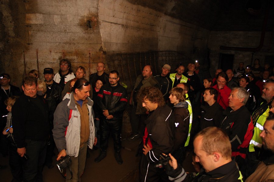 Průvodce s návštěvníky v podzemní továrně Rabštejn Janská